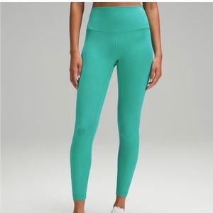 NWT. Lululemon Wunder Train HR Tight 25” Leggings.